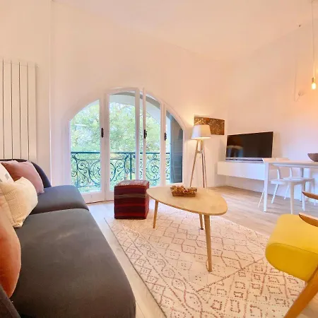 Casaviva-stylish Trilo With Ac-shared Pool-parking