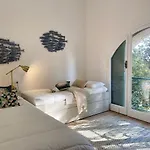 Casaviva-stylish Trilo With Ac-shared Pool-parking Genoa