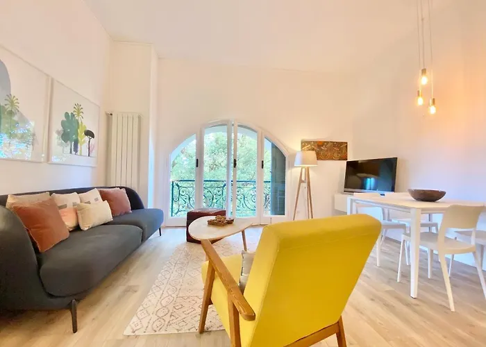 Casaviva-stylish Trilo With Ac-shared Pool-parking