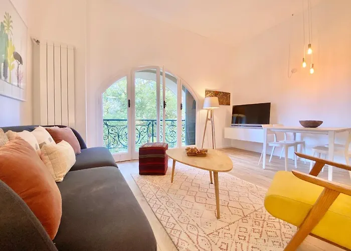 Casaviva-stylish Trilo With Ac-shared Pool-parking