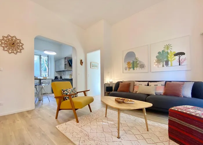 Casaviva-stylish Trilo With Ac-shared Pool-parking Genua