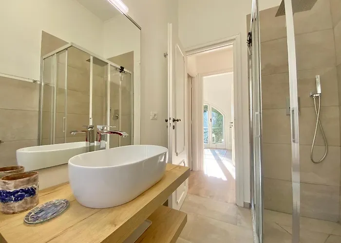 Casaviva-stylish Trilo With Ac-shared Pool-parking * Genoa