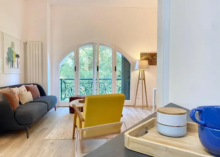 Casaviva-stylish Trilo With Ac-shared Pool-parking Apartment