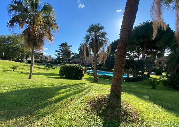 Casaviva-stylish Trilo With Ac-shared Pool-parking *